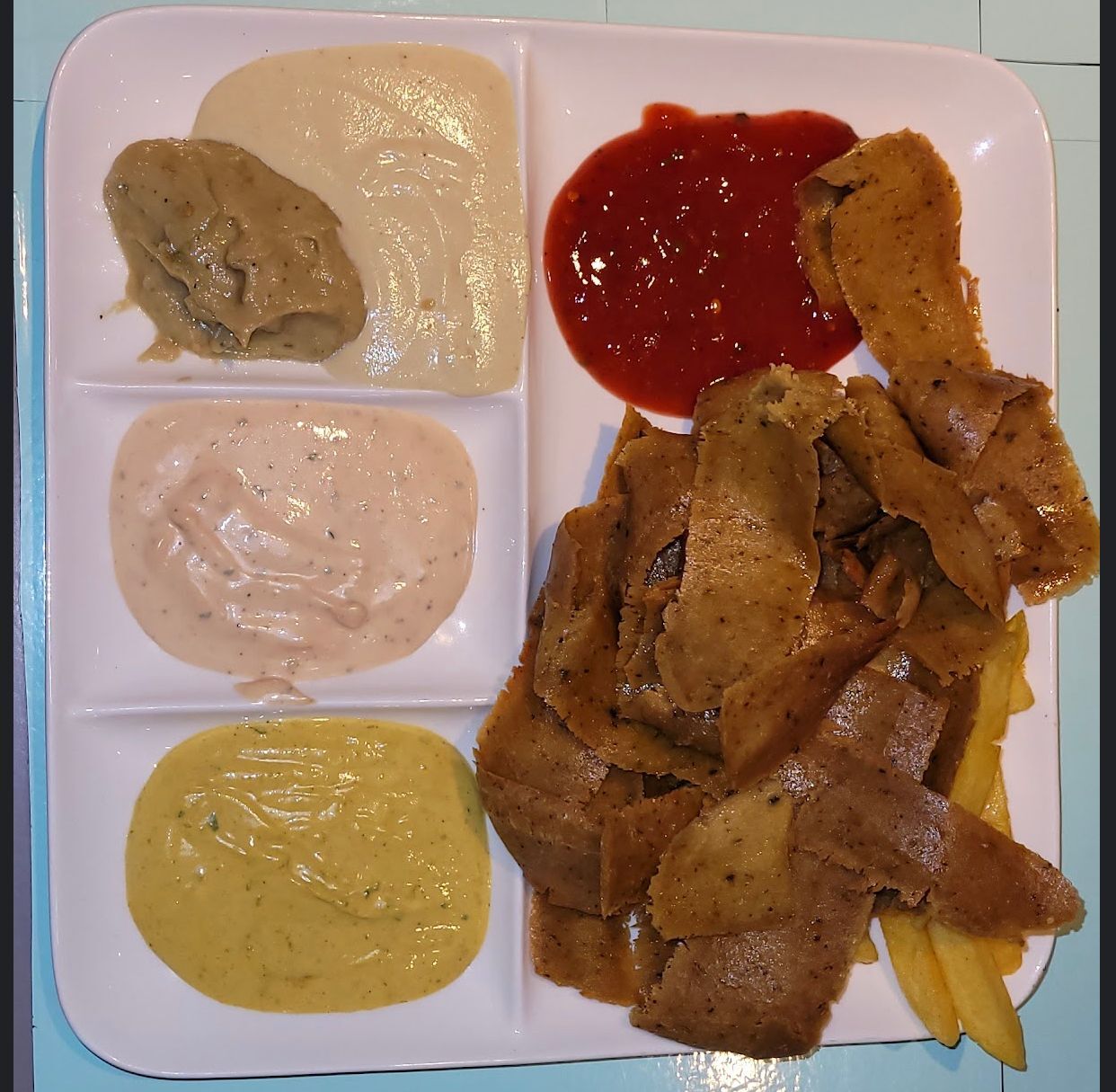 VeganDöner mit verschiedenen Saucen