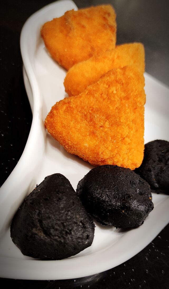 Сирні палички - класичний варіант смаженого сиру та новинка з пряним смаком, Ви маєте це спробувати.