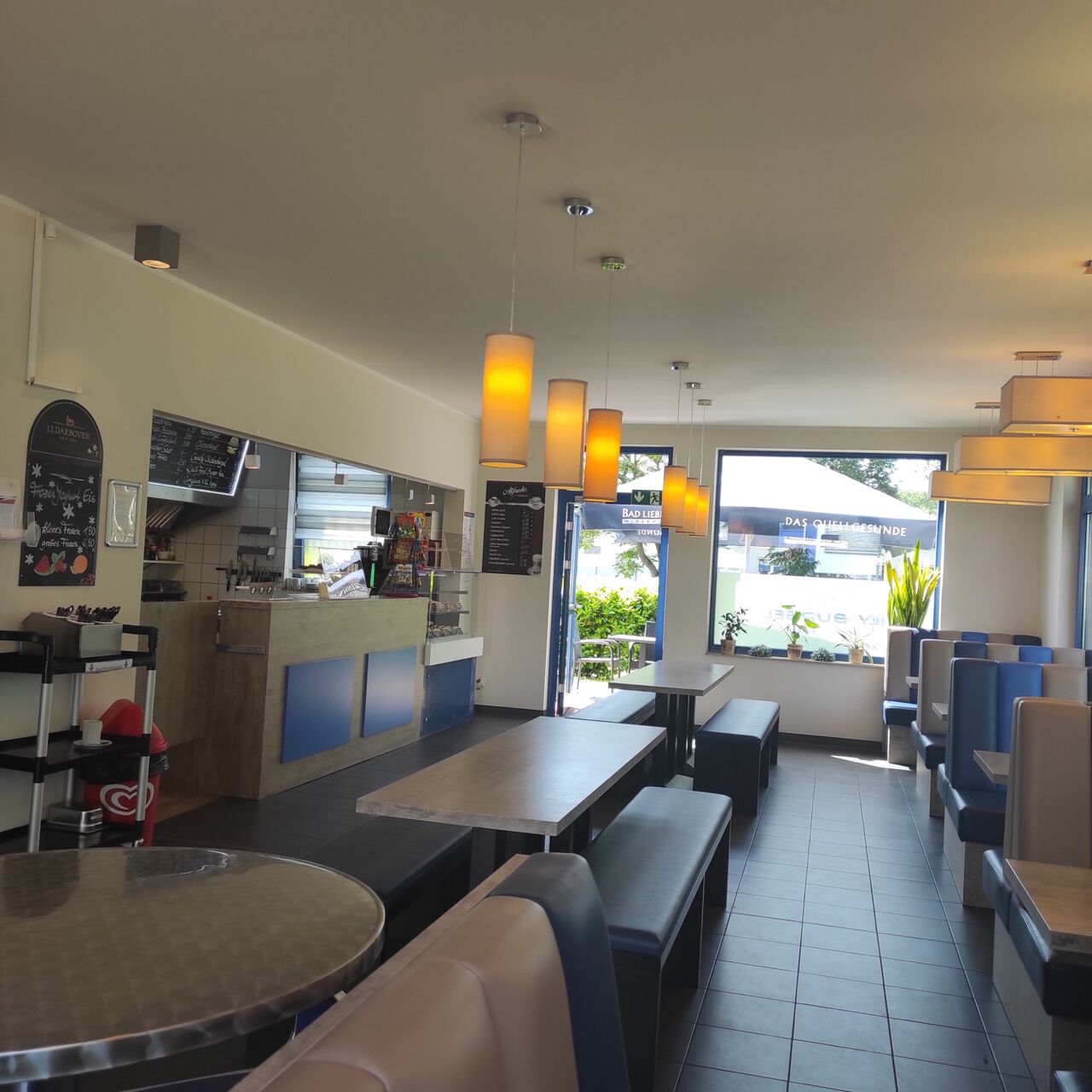 Der Innenbereich ist bei uns sowohl modern als auch gemütlich.