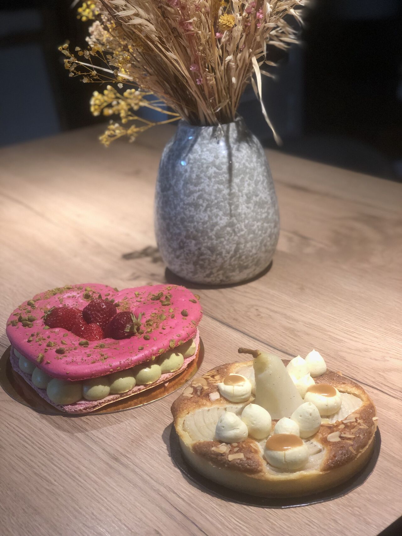 Coeur macaron pistache fraise et tarte bourdaloue 