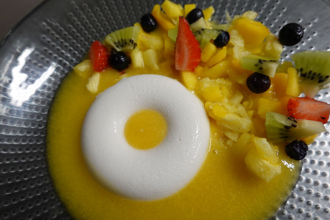 Hauppia coco sur coulis d'ananas et fruits frais (Hawaï 2021)