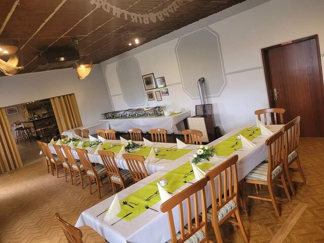 weiterer eingedeckter Tisch im Saal