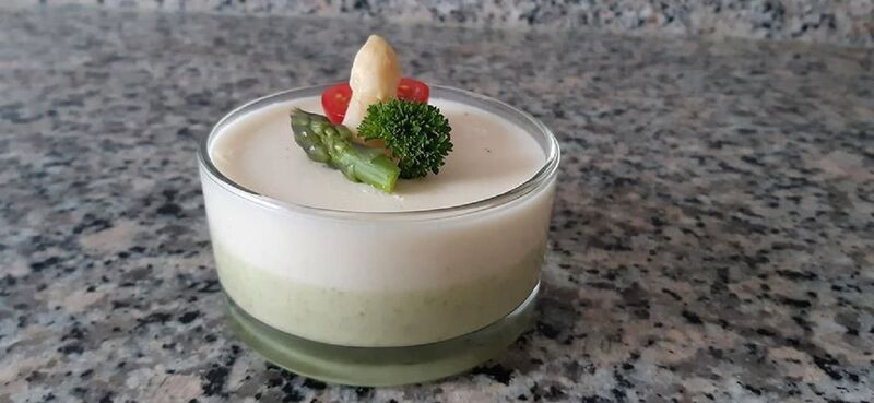 Spargelmousse von grünem und weißem Stangenspargel mit Cherrytomate und Spargelspitzen