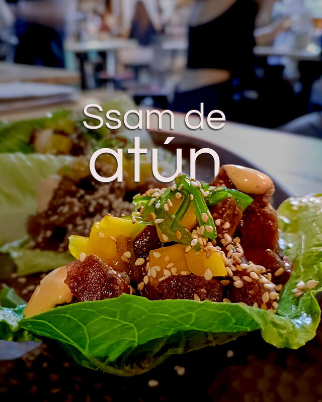 Tacos de atún marinado, alga wakame, mango y sésamo