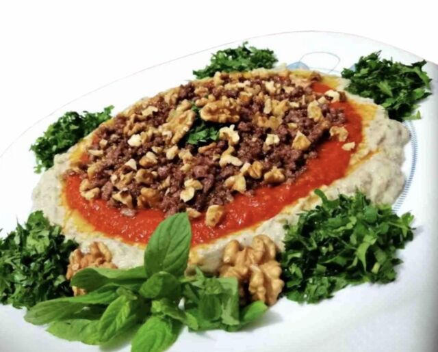 Batèrche
Caviar d’aubergines grillées au bois parfumé à la crème de sésame, jus de citron, ail, viande d'agneau hachée et sauce 