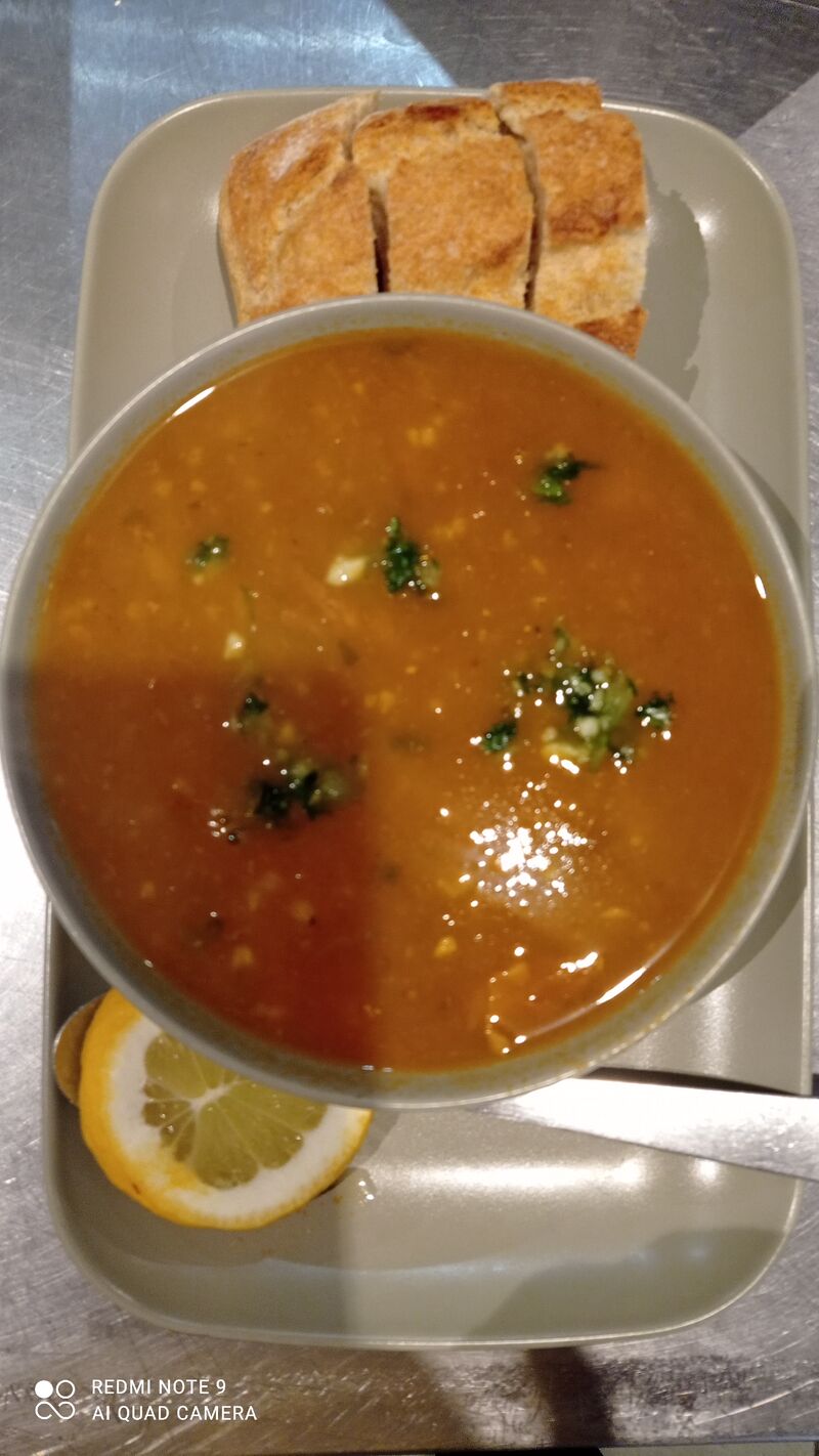 La chorba : soupe a l'oriental. Tous les jours, une soupe differente.