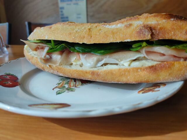 Sandwich Alina: Beurre/ St-Nectaire fermier/ jambon fumé/ pousses d'épinard au balsamique