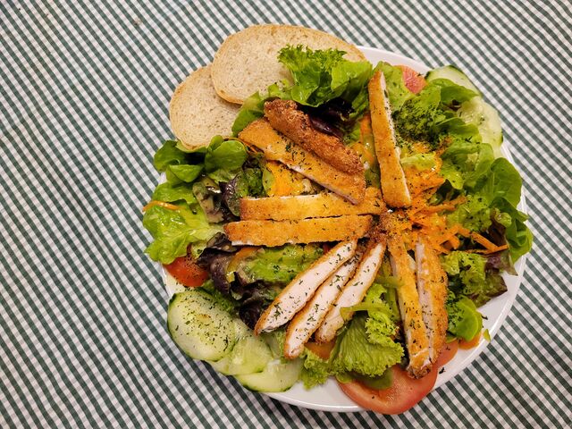 Bunter Salat mit Hähnchenbruststreifen