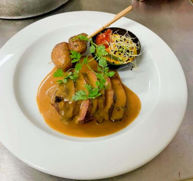 Emincé de magret de canard rôti, sa sauce au poivre vert, purée de carottes et ses pommes grenaille