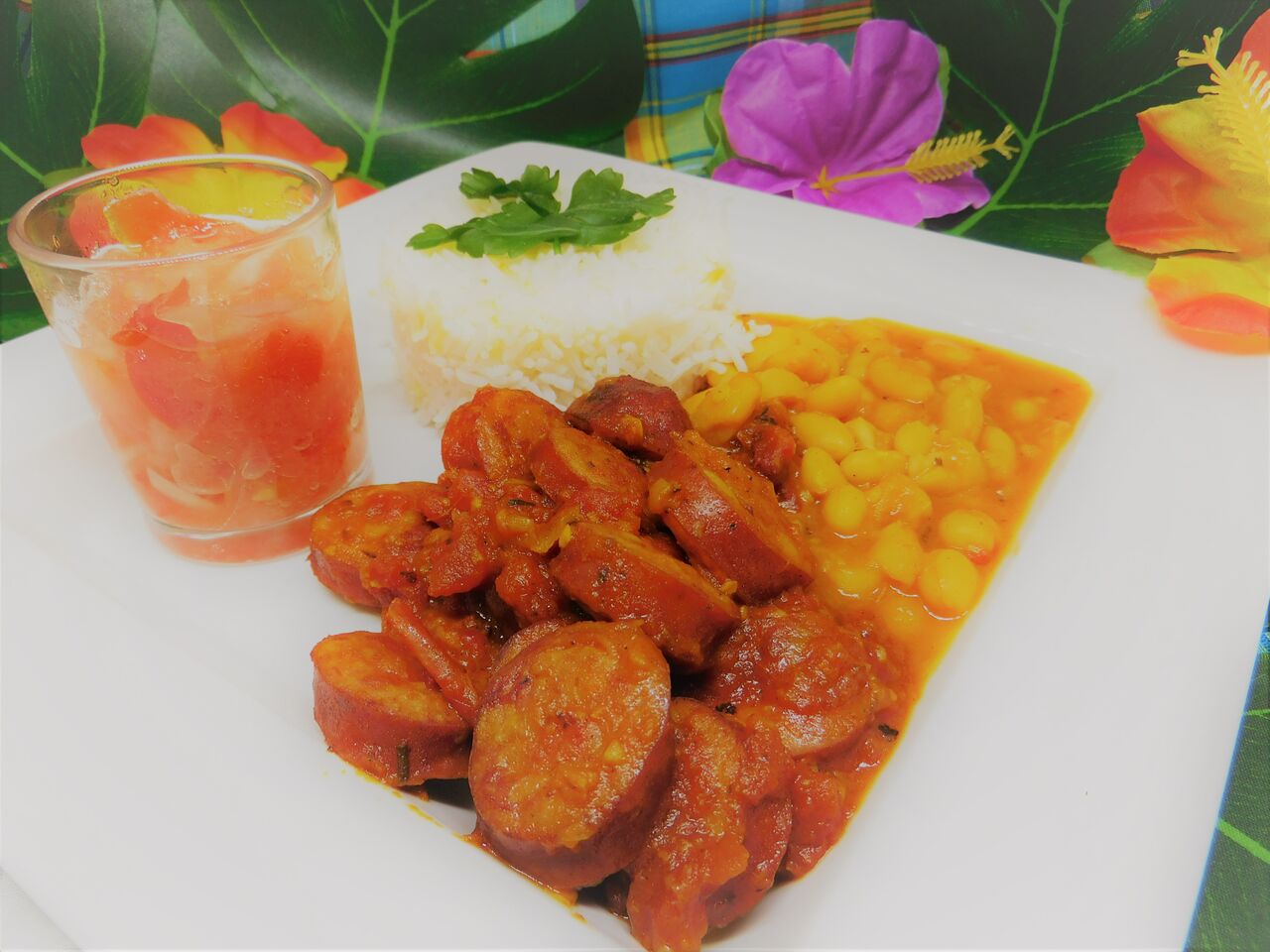 Rougail saucisses accompagné de grains, de riz et de sa sauce pimentée Rougail tomate