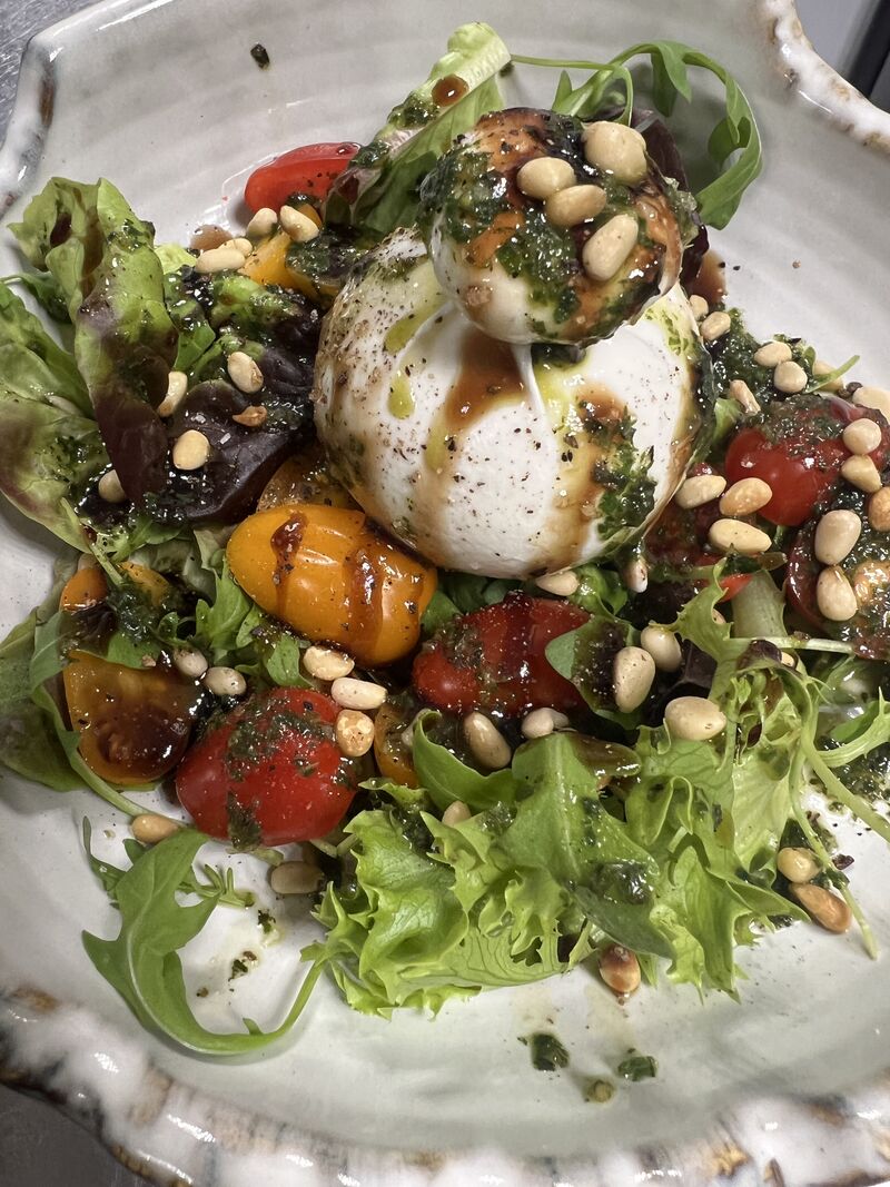 La Burrata Di Bufala, Tomates Cerises, Salade, Basilicade et Pignons de Pin