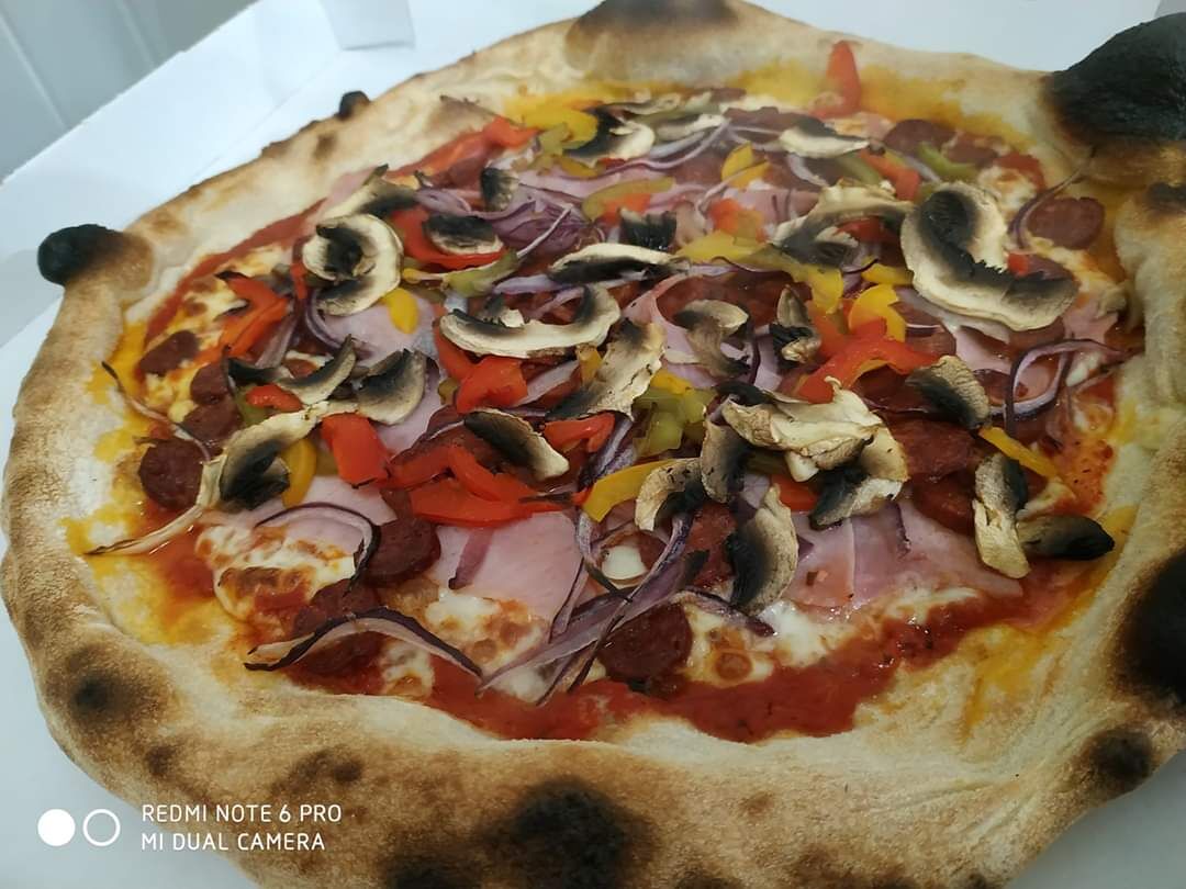 Spéciale 13€base tomate / mozzarella / jambon / merguez / oignons rouges / poivrons / champignons / olives 