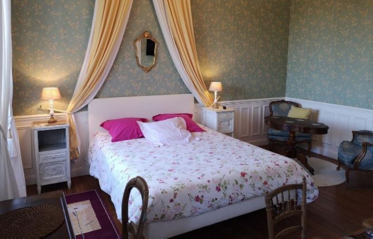 Chambre Verte de 20 m² au rez-de-chaussée avec un lit en 180x200. Salle de bain et WC privatif. TV écran plat.