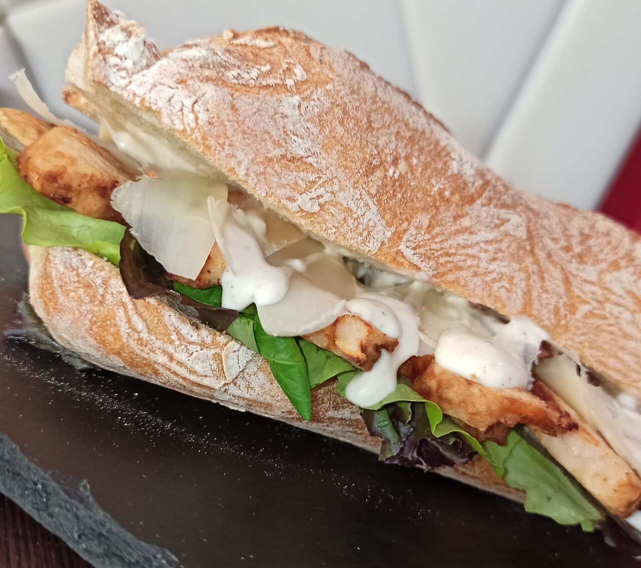 Il nostro panino NONNA PAPERA...tagliata di pollo, insalata, scaglie di grana e salsa caesar