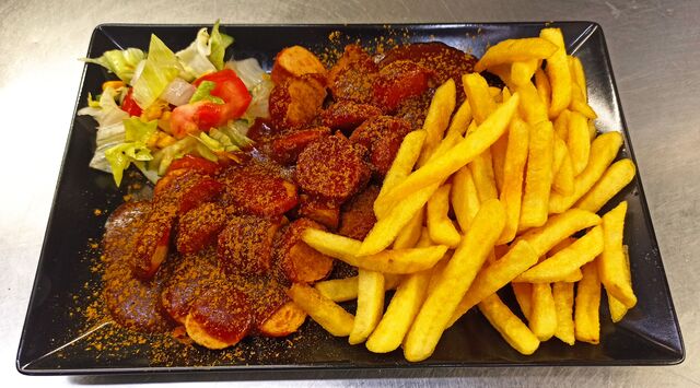 Riesencurrywurst mit Pommes ( Keine TK Pommes !!! )