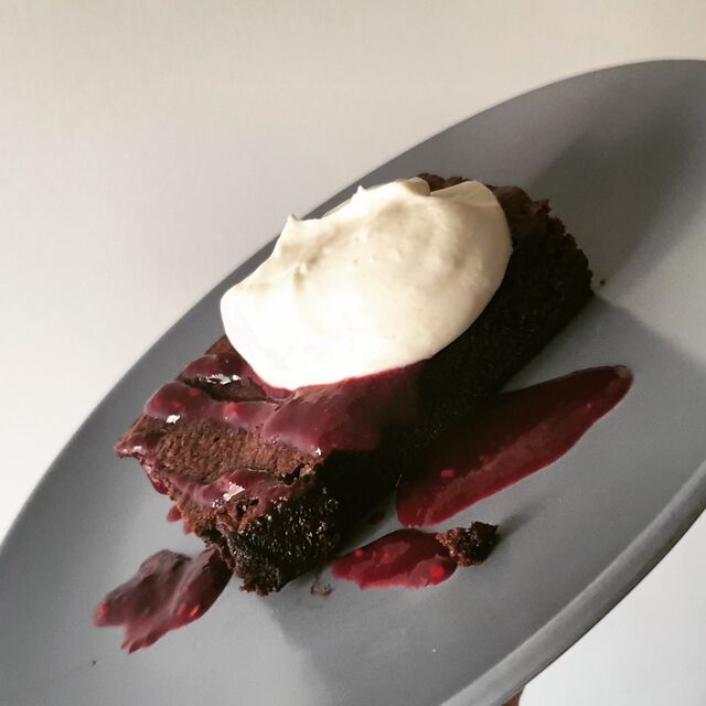 Brownie de chocolate con salsa de frutos rojos y nata montada
