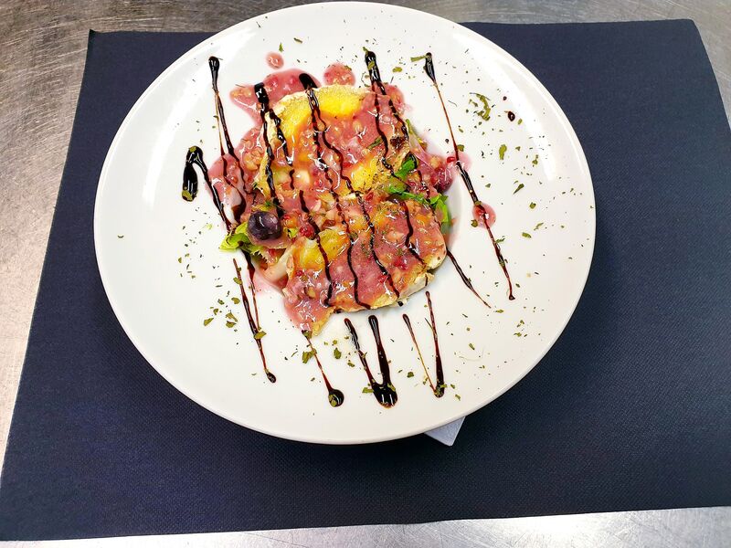 Ensalada de queso de cabra semi fundido en la plancha con vinagreta casera de frutos secos y rojos.