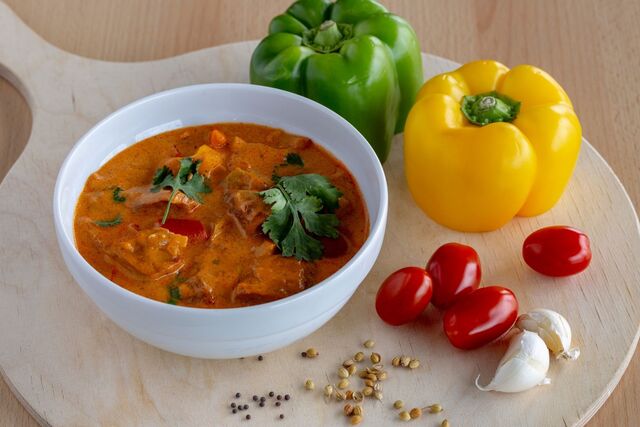 Paneer Tikka
Paneer (fromage indien) à la sauce Tikka masala : à base de tomate, poivrons, mélange d’épices.