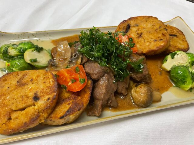 Hirschgulasch mit Serviettenknödeln und Rosenkohl
