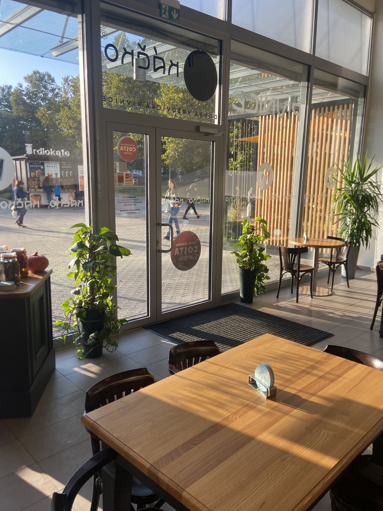 Náš druhý vstup z náměstí OC Eden a na zahrádku