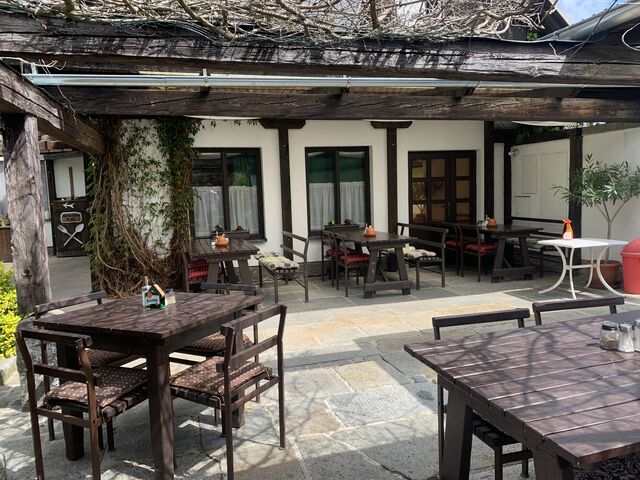 Terasa je zastřešena, takže se nemusíte obávat nevlídného počasí.