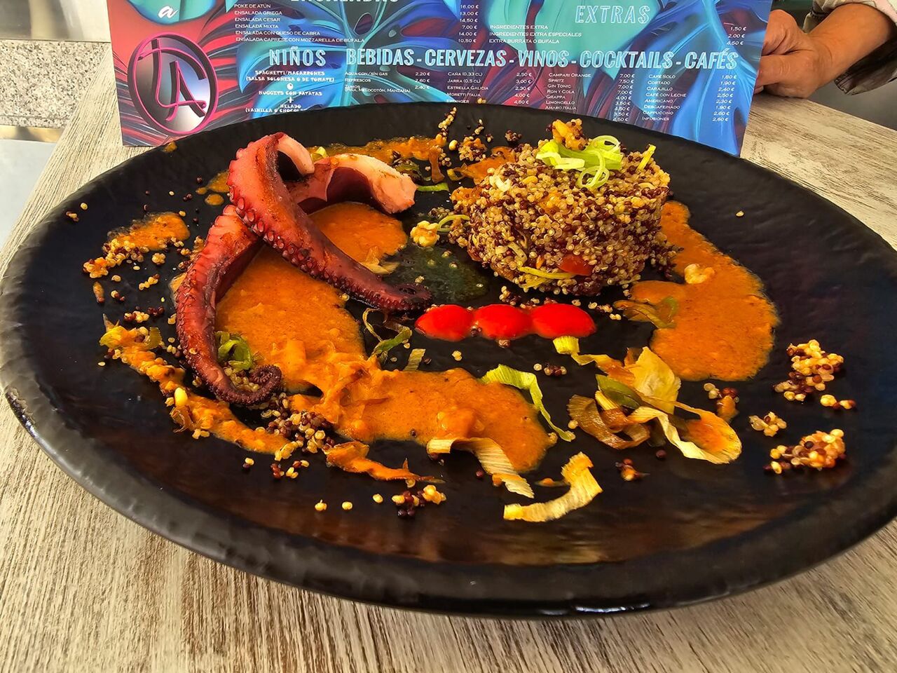 Para de pulpo con salsa romesco y quinoa 