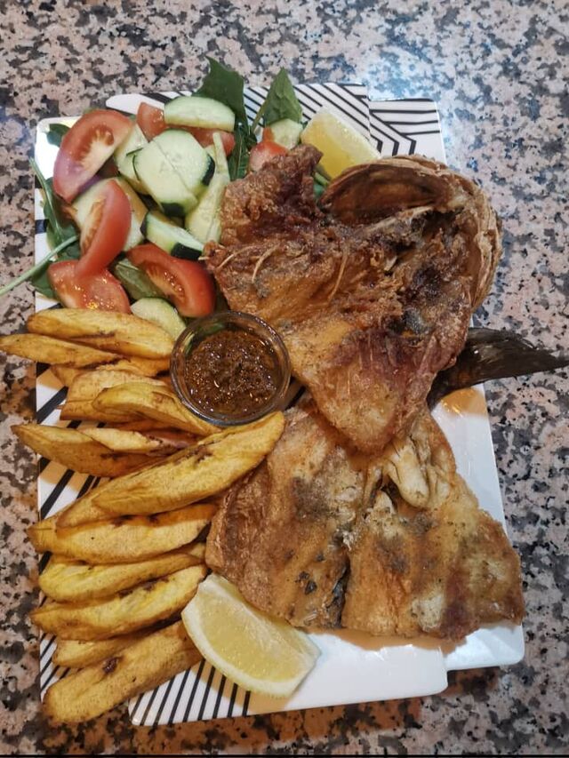 Pescado frito con ensalada y patatas especial combo de la casa