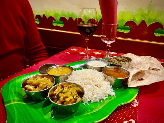 Thali : Plat complet végétarien servi avec chapatti et un dessert.