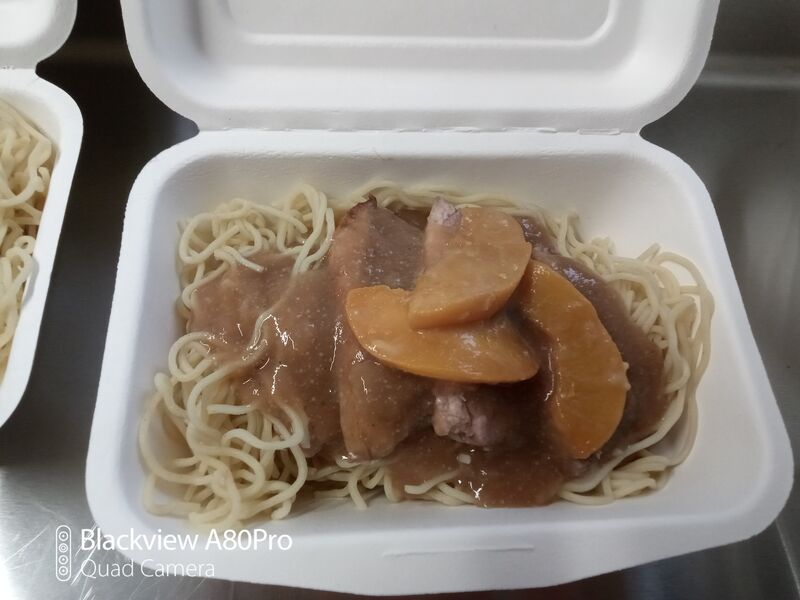 Magret de canard, pêche pochée et nouilles chinoises