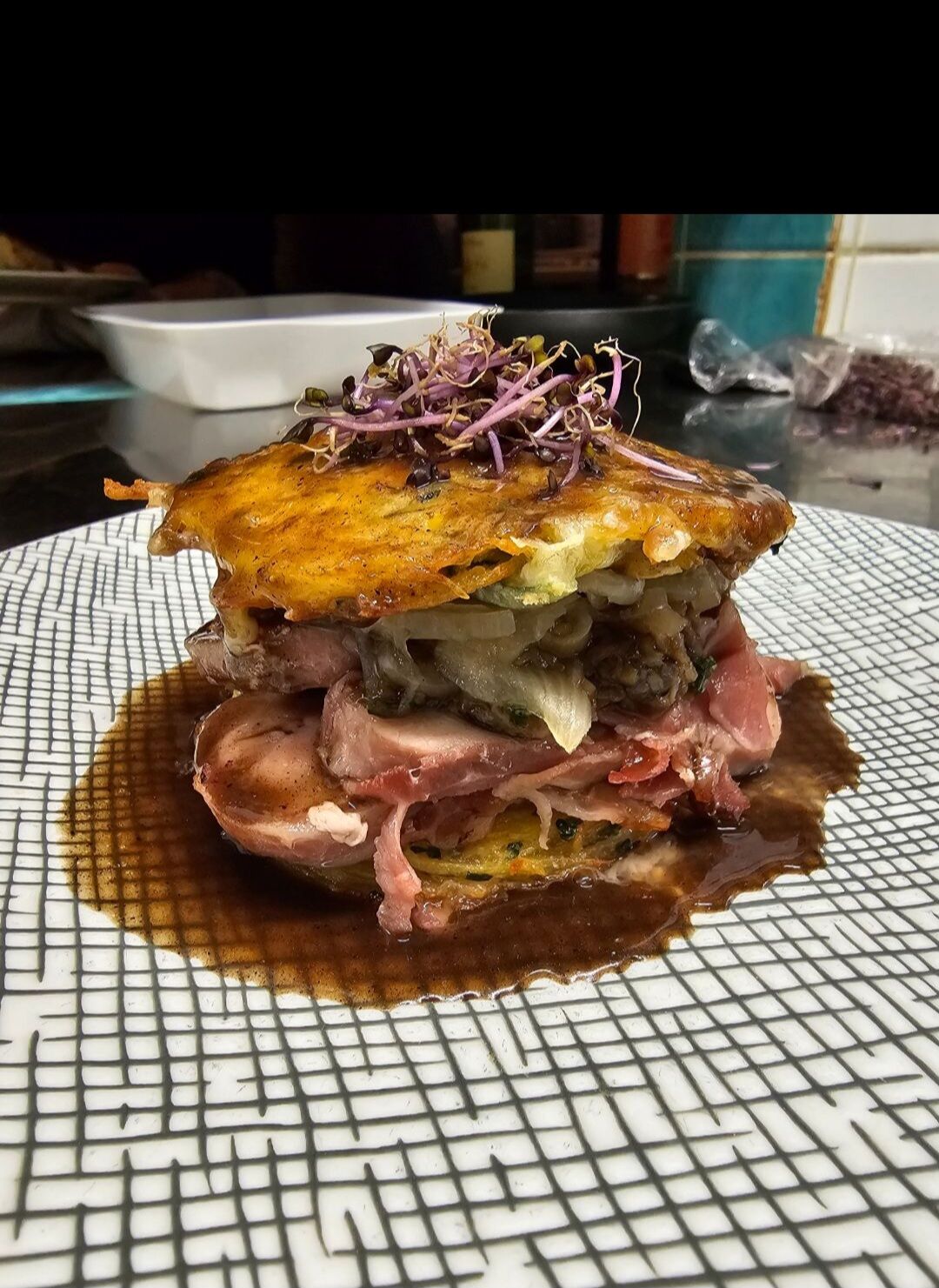 Le Burger au mignon de Porc, oignons, champignons, fromage, râpés de pommes de terre