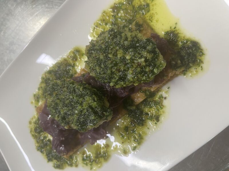 Fricassée d’Ormeaux sur feuilleté sarrasin et fondue d’oignons rouges