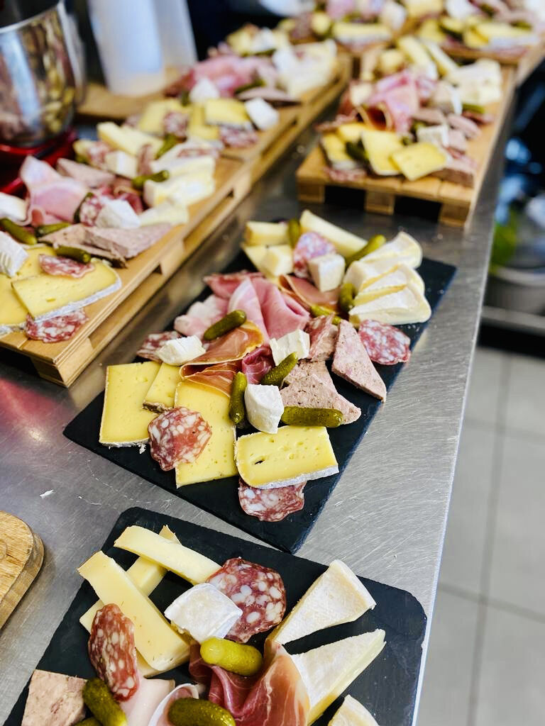 Assortiment de fromages et de charcuteries fines