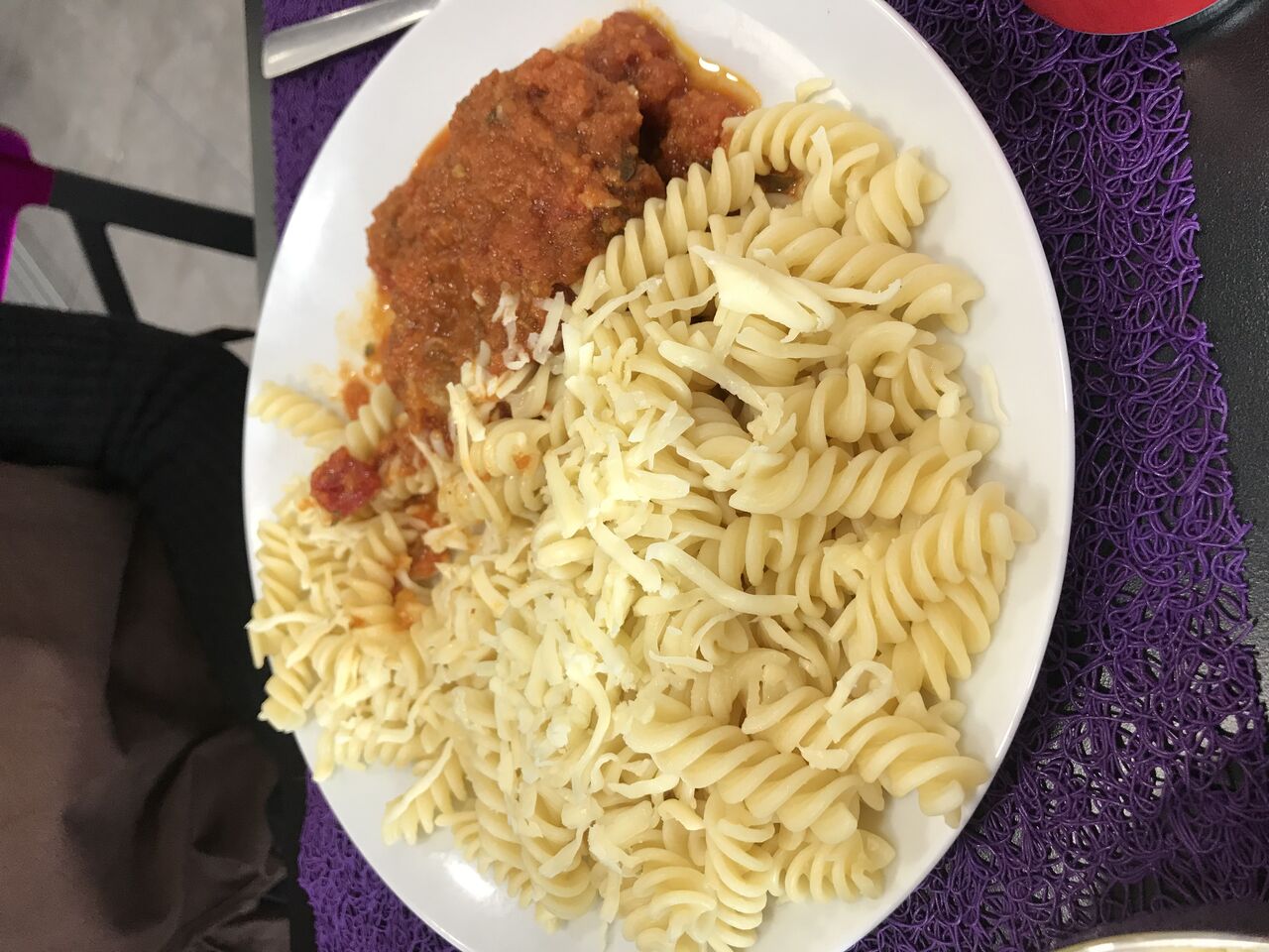 Pâtes boulettes en sauce.
