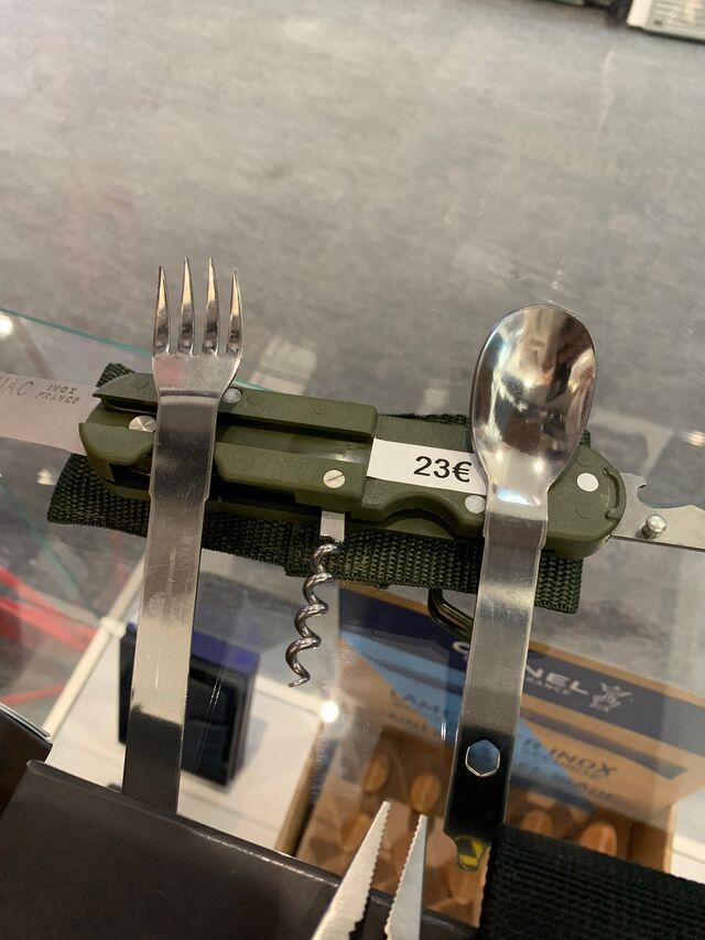 Couteau de bivouac avec une baie fourchette et une vraie cuillère + ouvre boite, tire-bouchon et la housse.