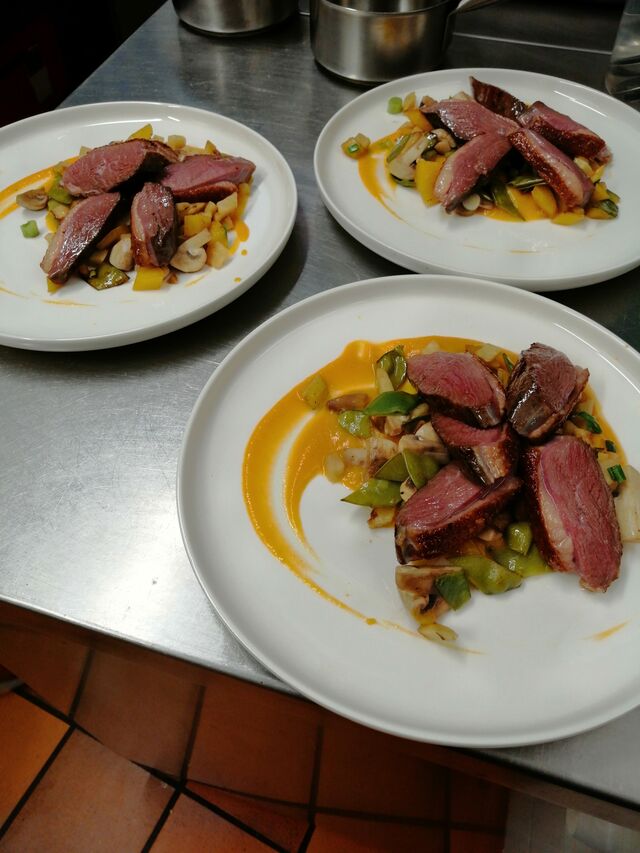 Menu du marché. Canard et légumes de saison