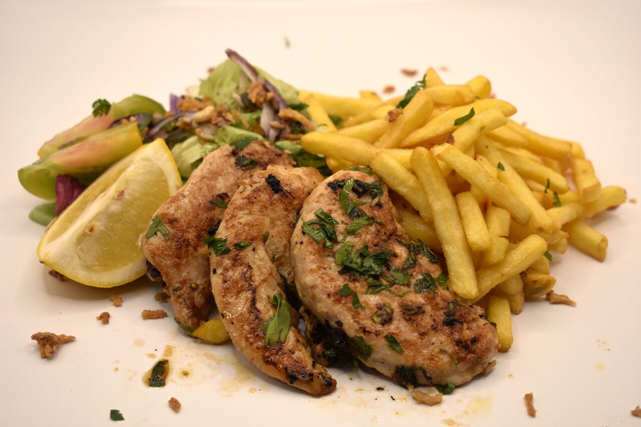 Aiguillettes de poulet aux herbes, aïl, citron / frites, salade