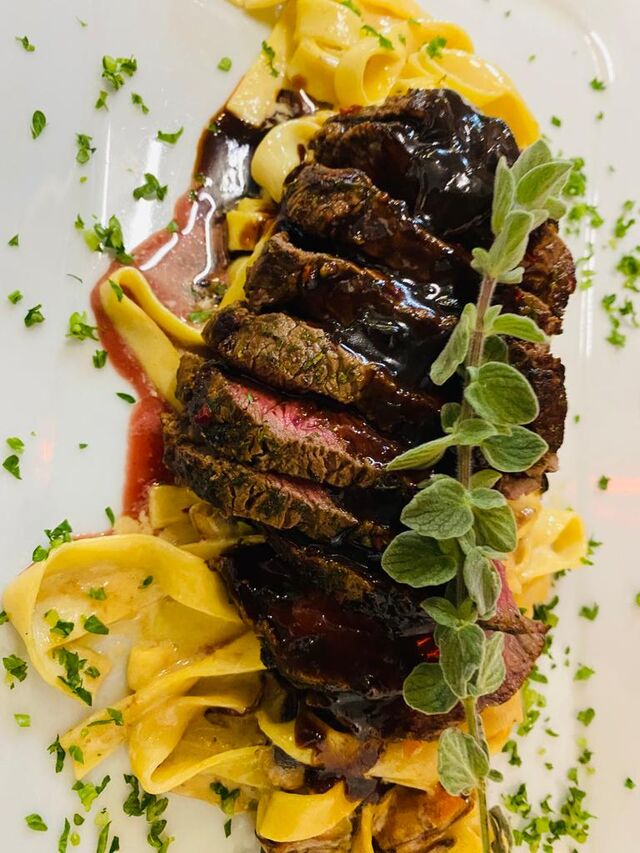 Tagliatta vom Rind auf Bandnudeln 