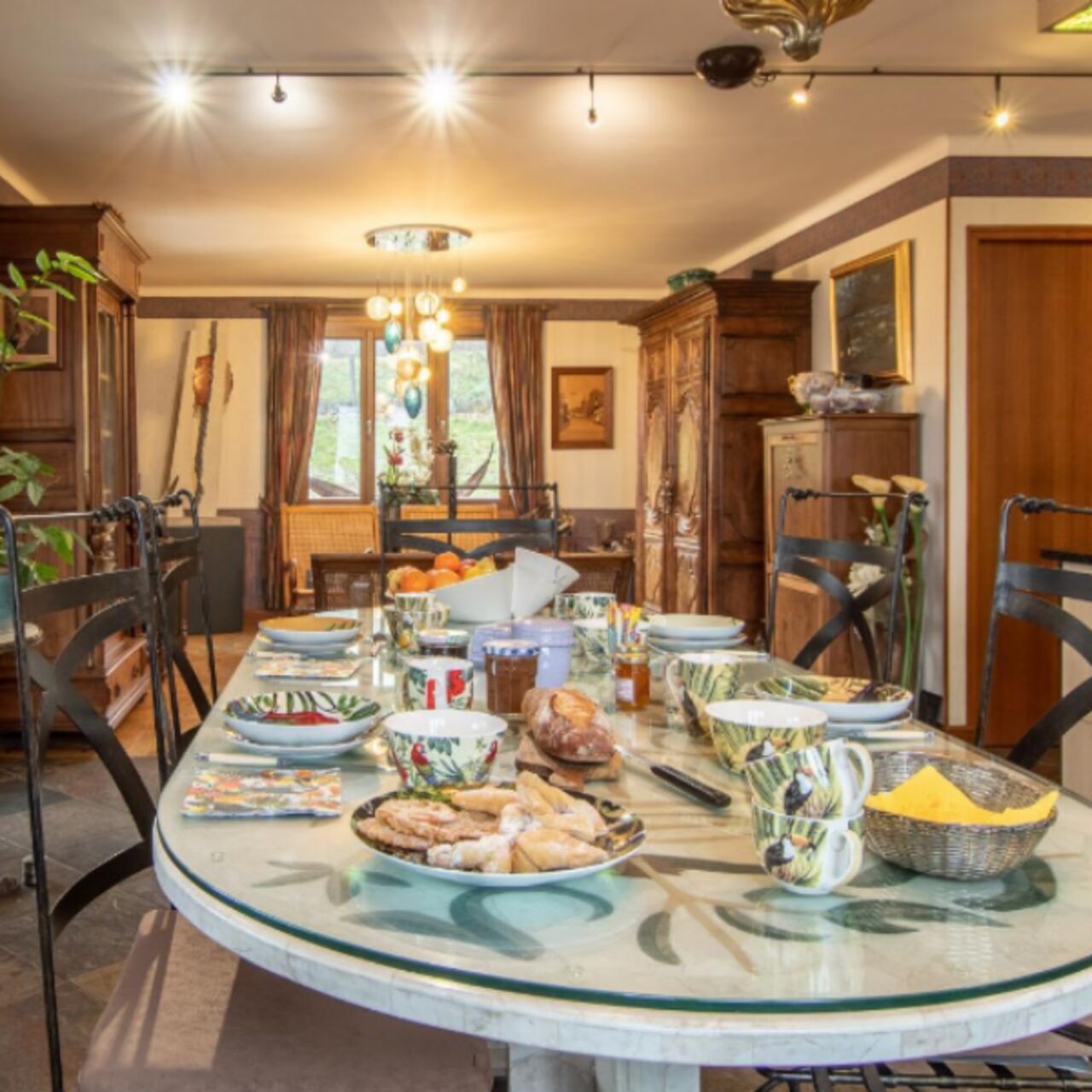 LE PETIT DEJEUNER DU JARDIN DE ROSES