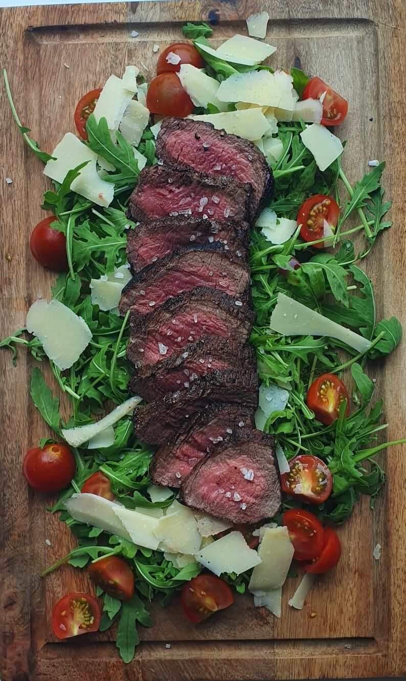 Biftek tagliata s rukolom i Grana Padanom /
Beefsteak tagliata with rucola and Grana Padano