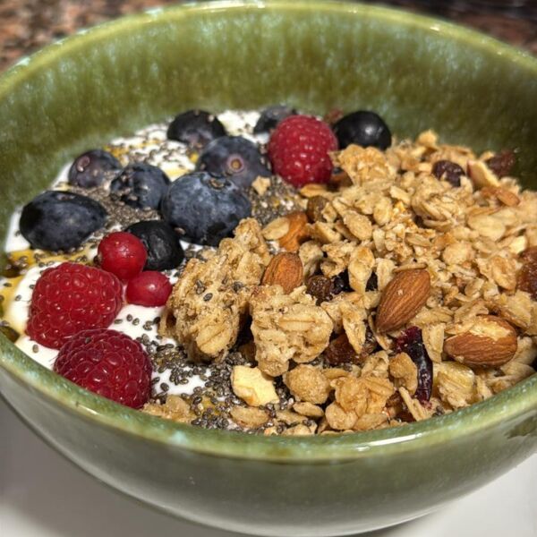 Bowl yogur granola frutas - Desayuno en Miño