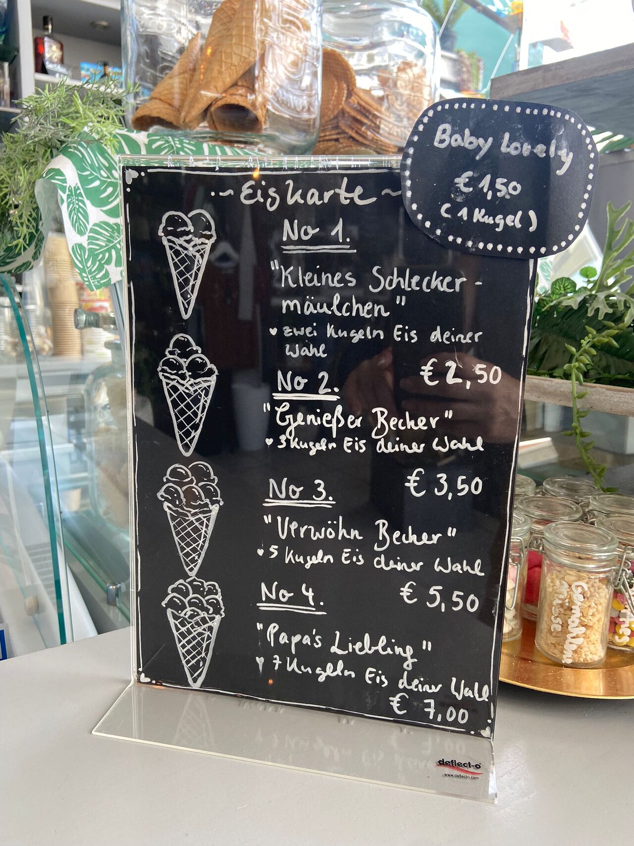 Je mehr Eis Du Ißt, desto mehr kannst Du sparen!!
1 Kugel € 1,50
2Kugeln € 2,50
3Kugeln € 3,50
4Kugeln € 4,50
5Kugeln € 5,50