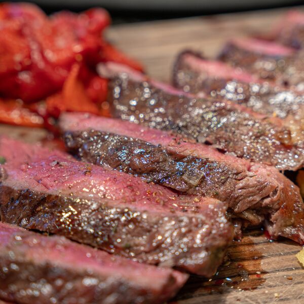 Entrecot de ternera a la brasa y pimientos asados