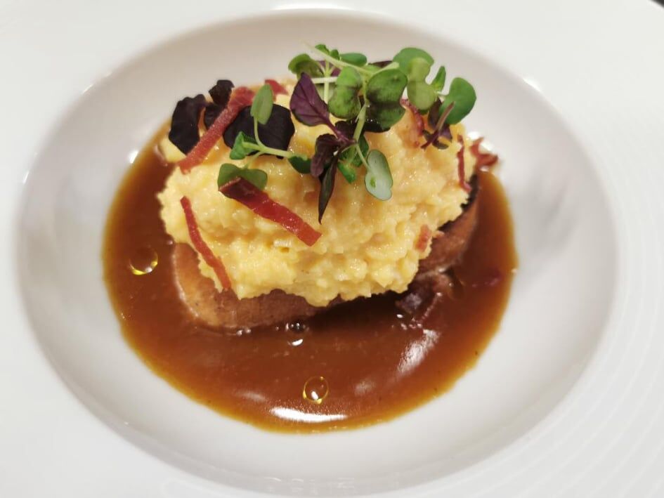 Œuf brouillé et huile truffée sur pain perdu