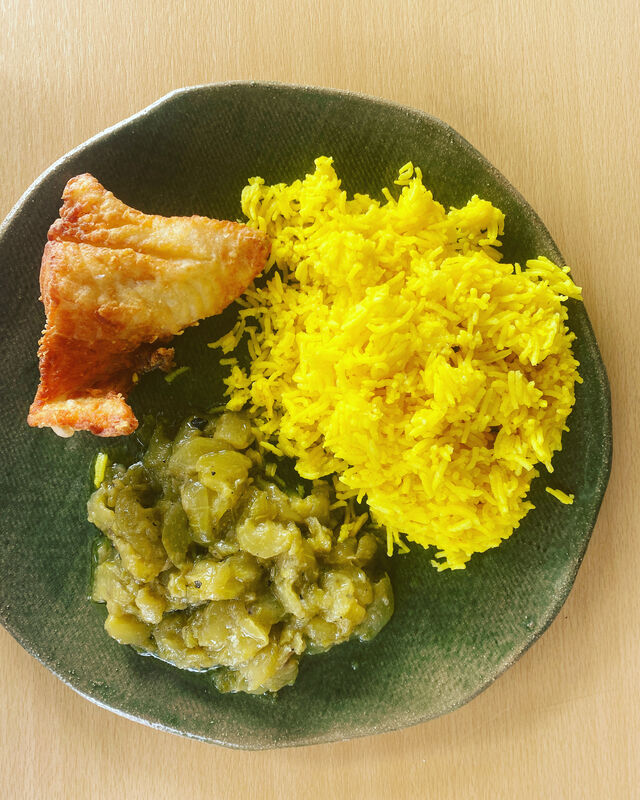 Poisson frit accompagné de riz au roucou et légumes