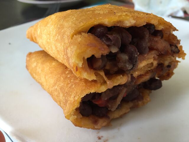 Chausson Domino, spécialité vegan, d'haricots noir, nous pouvons la préparer avec des bananes plantain et fromage frais 