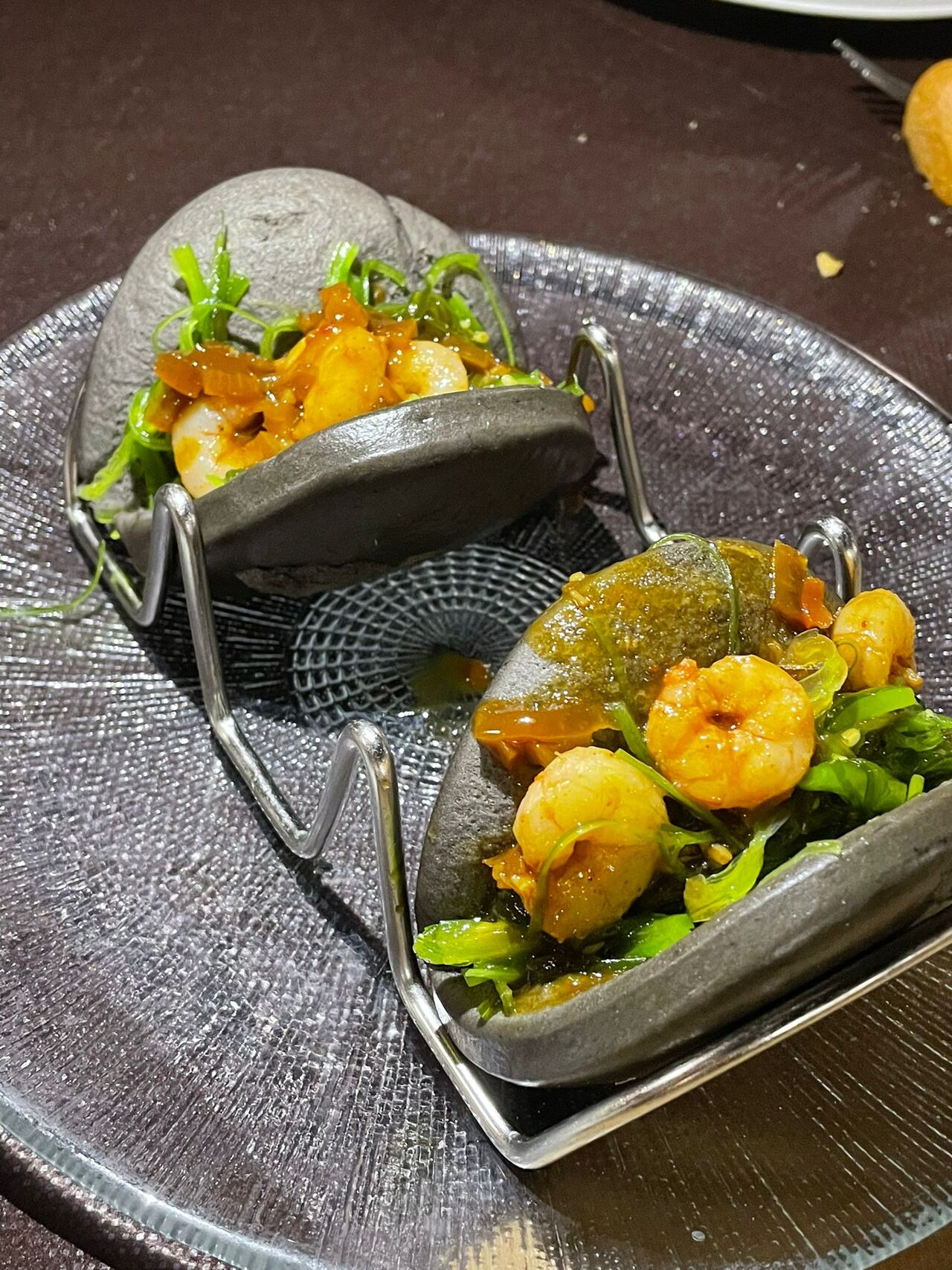 Bao negro relleno de algas wakame gambas y chutney de mango