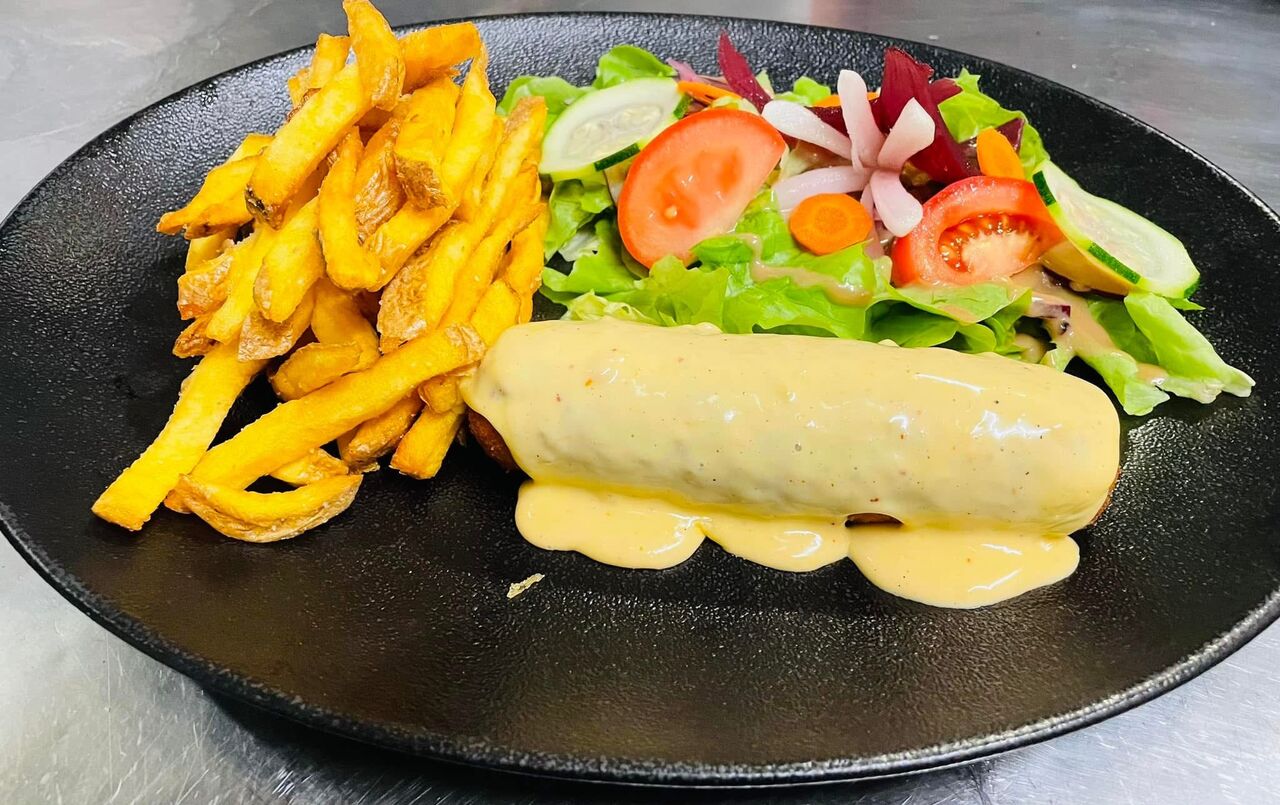 Cordon bleu de poulet et sa sauce cheddar