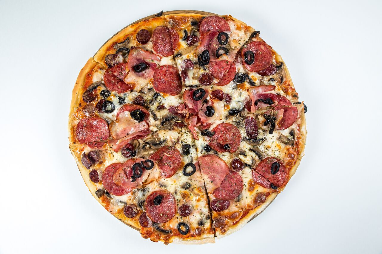 Піца Мясний Бум (ковбаски копчені, салямі, бекон, гриби, маслини, сир моцарелла) 