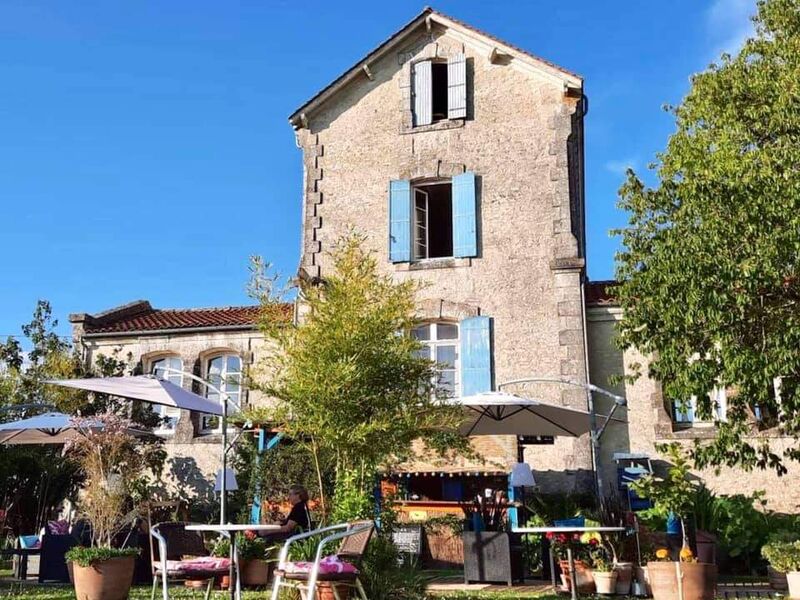 L Ecole côté jardin