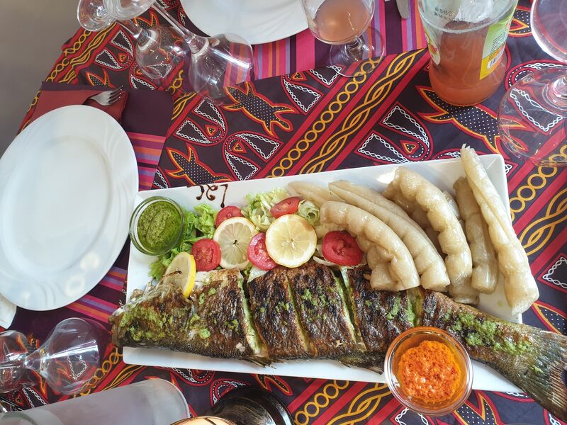 Qui n'aime pas la fraîcheur du poisson aux épices d'Afrique. Vive le poisson braisé